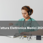 Professionista sanitaria al computer mentre gestisce la fatturazione elettronica secondo le regole 2026 per medici e studi medici