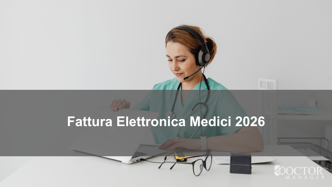 Professionista sanitaria al computer mentre gestisce la fatturazione elettronica secondo le regole 2026 per medici e studi medici