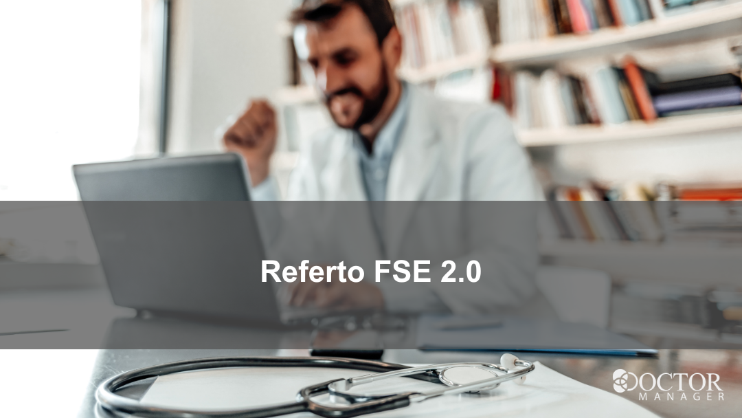 Medico al computer durante la gestione di un referto FSE nel Fascicolo Sanitario Elettronico