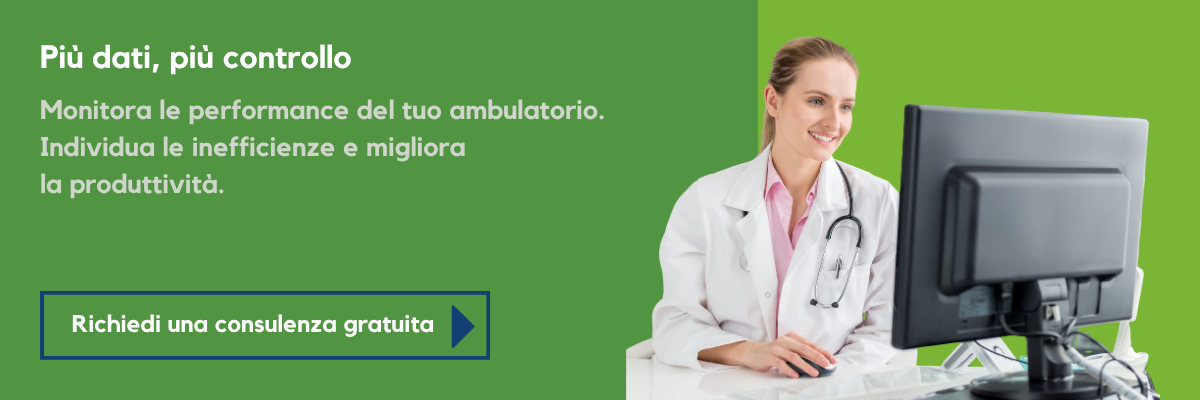 Medico al computer con software gestionale per ambulatorio medico
